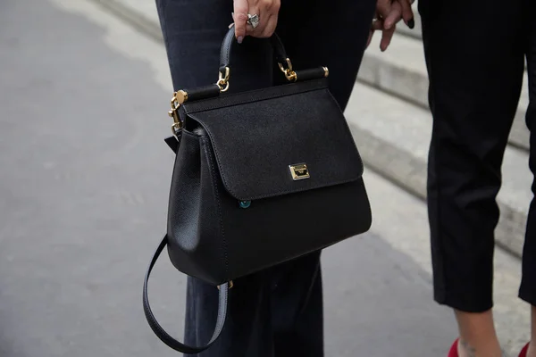 Mujer con cuero negro Dolce y bolso Gabbana con detalles dorados antes del desfile de moda Frankie Morello, Milan Fashion Week street style — Foto de Stock