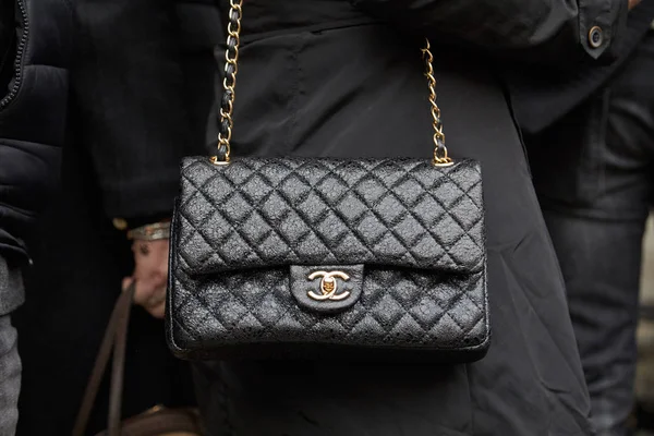 Женщина с черной кожаной сумкой Chanel и золотой цепочкой перед показом мод Фрэнки Морелло, стиль Миланской недели моды — стоковое фото