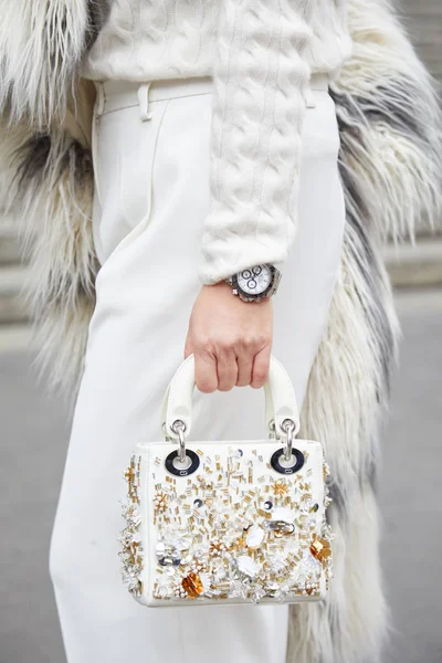 Mujer con bolso de cuero blanco Dior con detalles dorados y reloj Rolex Daytona antes del desfile de moda Frankie Morello, Milan Fashion Week street style — Foto de Stock