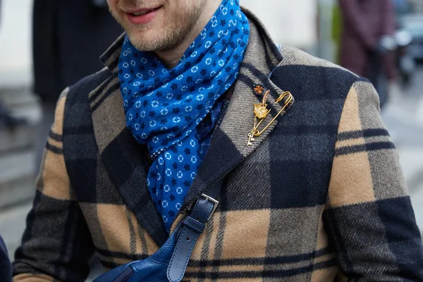 Homem com cachecol azul, casaco xadrez bege e preto e broche dourado antes do desfile de moda Frankie Morello, estilo de rua Milan Fashion Week — Fotografia de Stock