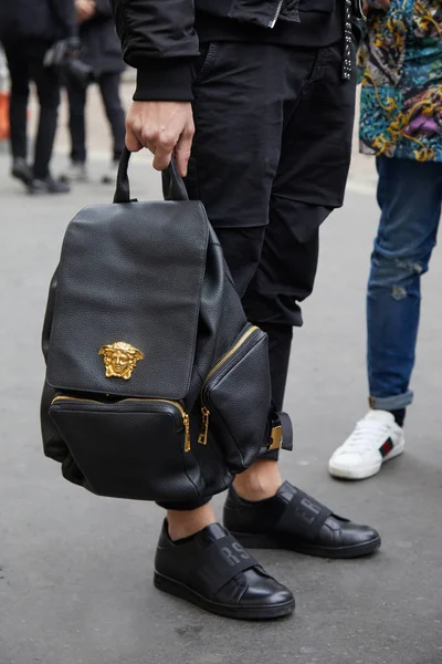 Muž s černou koženou Versaceho batohu dřív než Frankie Morello módní přehlídka, milánský módní týden — Stock fotografie