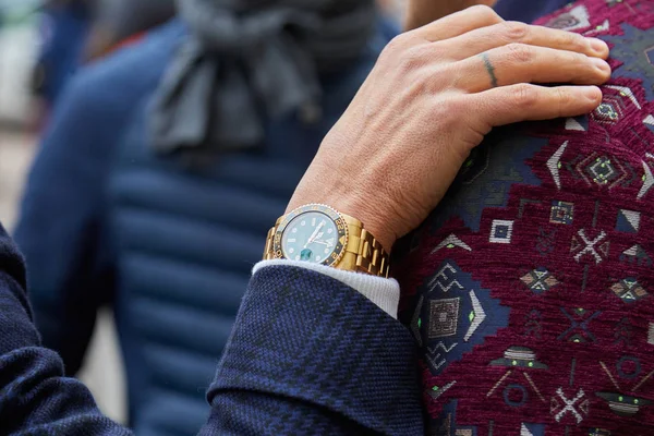 Mann mit Rolex gmt master goldene Uhr vor Frankie Morello Modenschau, Mailänder Modewoche Streetstyle — Stockfoto