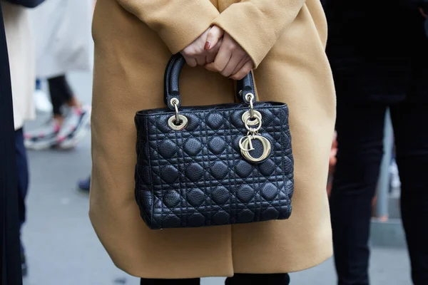 Frankie Morello moda defilesinden önce siyah deri çantalı ve bej ceketli kadın, Milan Moda Haftası tarzı. — Stok fotoğraf