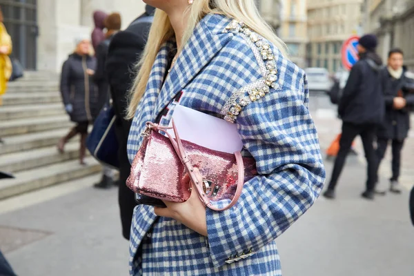 Mujer con bolso de lentejuelas rosa y chaqueta a cuadros azul y blanco antes de Frankie Morello desfile de moda, Milan Fashion Week street style — Foto de Stock