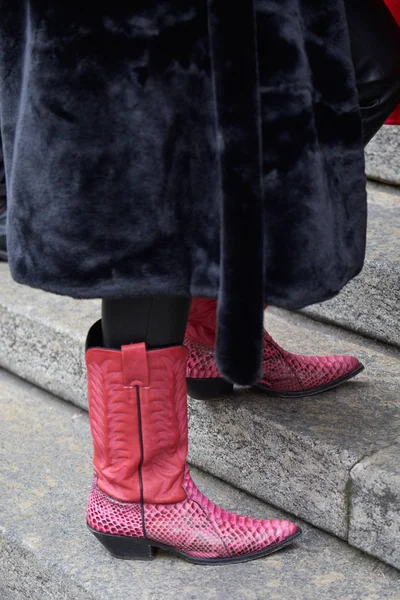 Mujer con botas de vaquero de cuero rosa y abrigo de piel negro antes de Frankie Morello desfile de moda, Milan Fashion Week street style —  Fotos de Stock