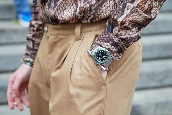 Homme avec Rolex Submariner avec cadran vert et pantalon beige avant le défilé Frankie Morello, Milan Fashion Week street style — Photo