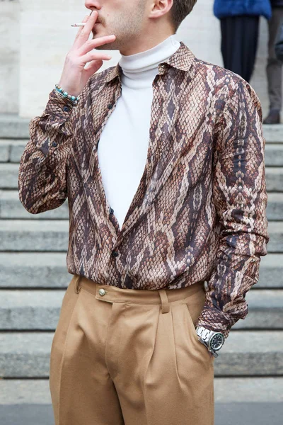 Homem com gola alta branca e camisa marrom com impressão de couro de cobra antes do desfile de moda Frankie Morello, estilo de rua Milan Fashion Week — Fotografia de Stock