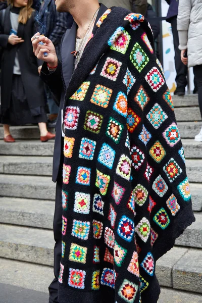 Muž s pestrým vlněnou kabátec na rameni předtím, než se módní přehlídka Frankieho Morella, ulice Milán módní týden — Stock fotografie