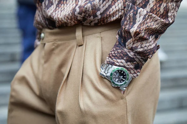 Frankie Morello defilesinden önce yeşil kadranlı ve bej pantolonlu Rolex Submariner saatine sahip adam, Milano Moda Haftası sokak stili — Stok fotoğraf