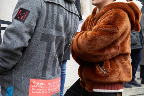 Männer mit grauer und brauner Pelzjacke vor Frankie Morello Modenschau, Mailänder Modewoche Streetstyle — Stockfoto