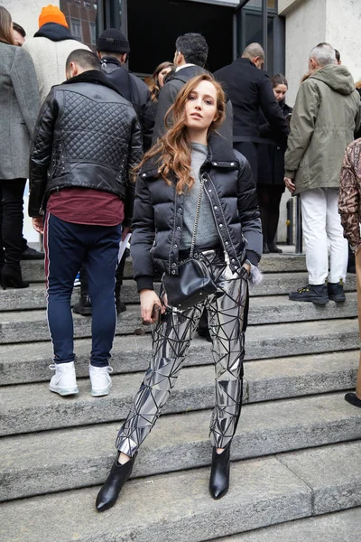 Kobieta w srebrnych geometrycznych spodniach przed pokazem mody Frankie Morello, Milan Fashion Week street style — Zdjęcie stockowe