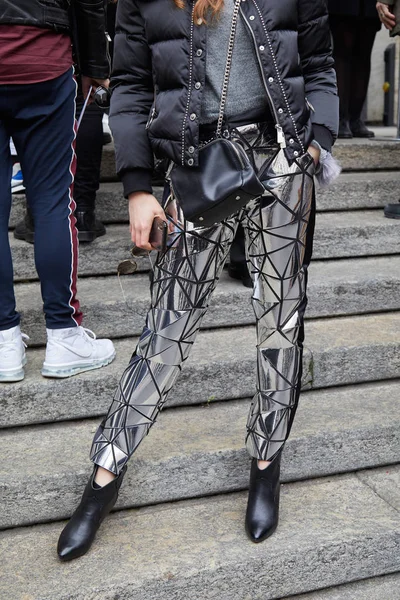 Γυναίκα με ασημί γεωμετρικό παντελόνι πριν Frankie Morello επίδειξη μόδας, Milan Fashion Week δρόμο στυλ — Φωτογραφία Αρχείου