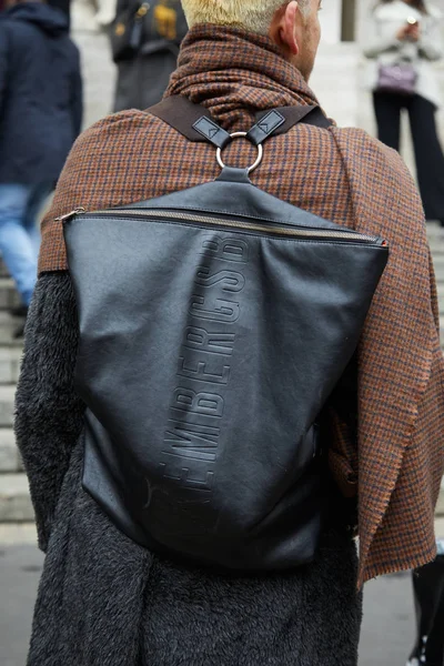 フランキーモレロファッションショーの前に黒い革のビッケバーグのバックパックを持つ男、ミラノファッションウィークストリートスタイル — ストック写真