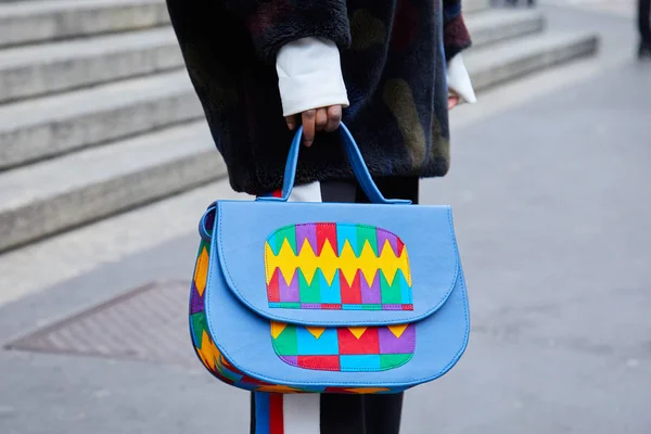 Mulher com saco de couro azul, amarelo e vermelho antes do desfile de moda Frankie Morello, estilo de rua Milan Fashion Week — Fotografia de Stock