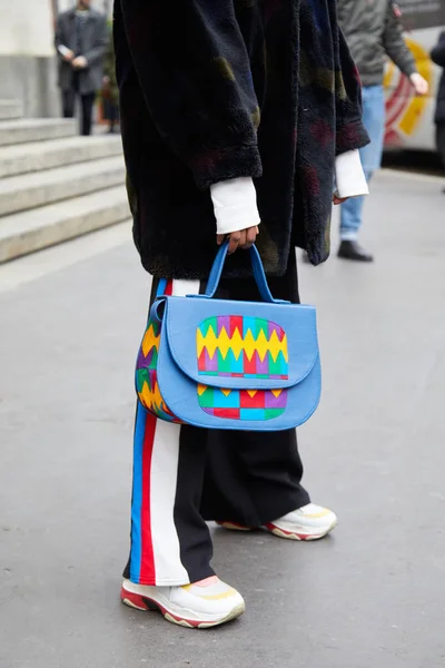 Mujer con bolso de cuero azul, amarillo, verde y púrpura antes del desfile de moda Frankie Morello, Milan Fashion Week street style —  Fotos de Stock