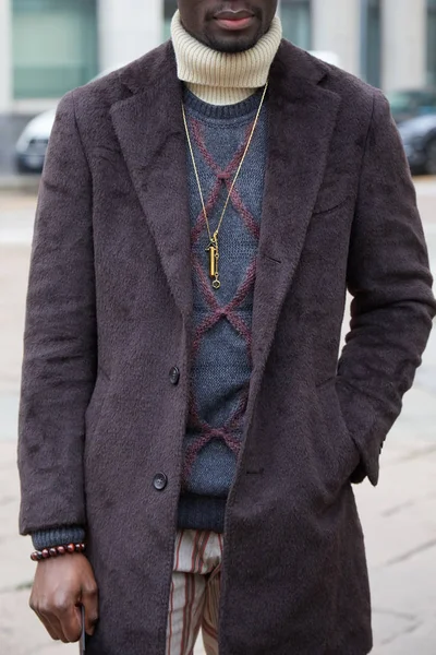 Hombre con abrigo marrón y suéter gris con cuello alto blanco antes de Frankie Morello desfile de moda, Milan Fashion Week street style —  Fotos de Stock