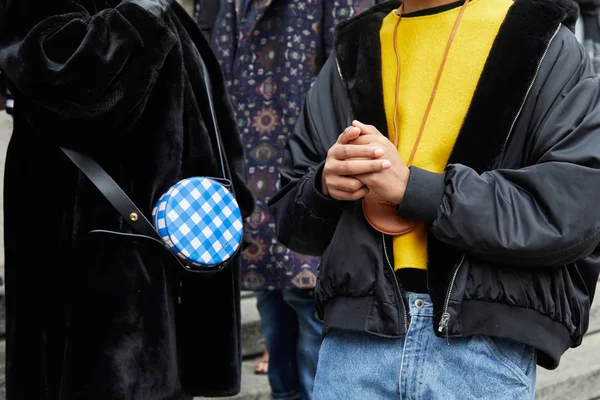 Man met gele trui en vrouw met blck bontjas voor Frankie Morello fashion show, Milan Fashion week Street Style — Stockfoto