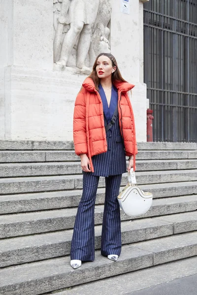 Mulher com jaqueta acolchoada de coral vermelho, traje de risca e saco Genny antes do desfile de moda Frankie Morello, estilo de rua Milan Fashion Week — Fotografia de Stock