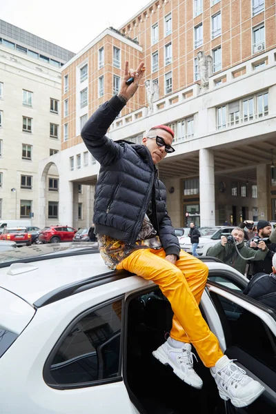 Zpěvák sfera Ebbasta po Frankiemu Morellovi módní přehlídce v Miláně módní týden — Stock fotografie