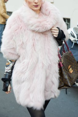 Pembe kürklü ve kahverengi Louis Vuitton çantalı kadın John Richmond moda defilesinden önce, Milan Moda Haftası tarzı 