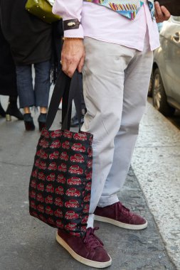 John Richmond defile, Milano Moda Haftası sokak stili önce kırmızı araba tasarımı ile gri pantolon ve çanta ile Adam 