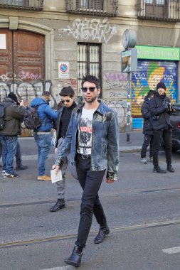 John Richmond defile, Milano Moda Haftası sokak stili önce denim ceket ve siyah pantolon ile Adam 