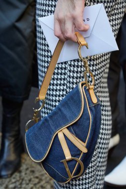 John Richmond moda defilesinden önce Dior mavi kot çantalı kadın, Milan Moda Haftası tarzı. 