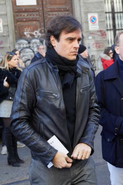 Emanuele Farneti, John Richmond defilesinden önce İtalyan Vogue yönetmeni, Milano Moda Haftası sokak stili 