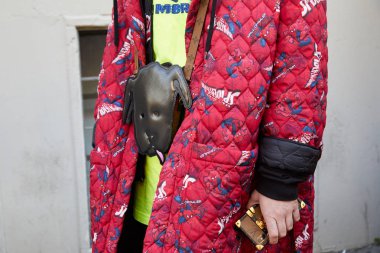 John Richmond defile, Milano Moda Haftası sokak stili önce kırmızı Spider Man ceket ve Louis Vuitton telefon kapağı ve köpek çantası ile Adam 