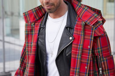 Neil Barrett defilesinden önce kırmızı tartan paltolu ve siyah deri ceketli adam, Milano Moda Haftası sokak stili 