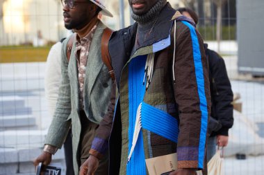 Neil Barrett defilesinden önce yeşil ceketli, mavi ve kahverengi ceketli erkekler, Milano Moda Haftası sokak stili 