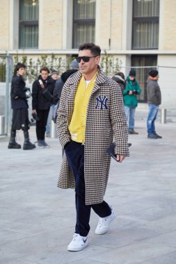 Neil Barrett defilesinden önce beyaz Nike ayakkabıları ile Alex Badia, Milano Moda Haftası sokak stili 