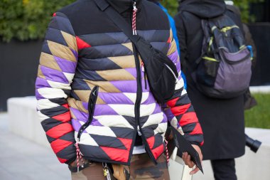 Neil Barrett defilesinden önce geometrik tasarım yastıklı ceketli adam, Milano Moda Haftası sokak stili 