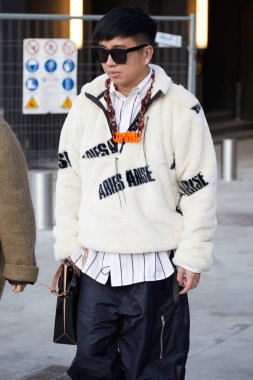 Neil Barrett defile, Milano Moda Haftası sokak stili önce beyaz ve siyah Koç Arise sweatshirt ve Prada kolye ile Man 