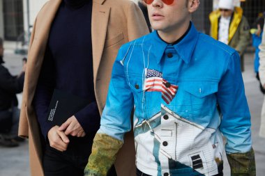 Neil Barrett defilesinden önce beyaz saray ve Abd bayrağı ile mavi ceketli adam, Milano Moda Haftası sokak stili 