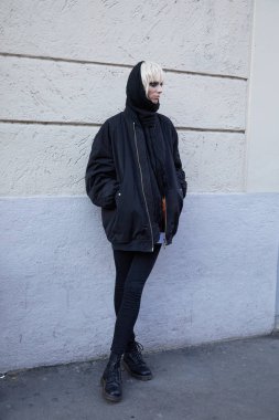 Siyah bombacı ceketli ve sarı saçlı kadın Spyder defilesinden önce, Milan Moda Haftası tarzı 