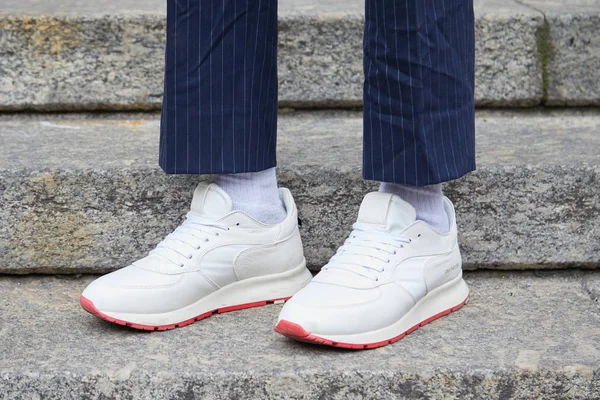 男子与红色鞋底和蓝色细条纹裤子前弗兰基莫雷洛时装秀，米兰时装周街头风格白色运动鞋 — 图库照片
