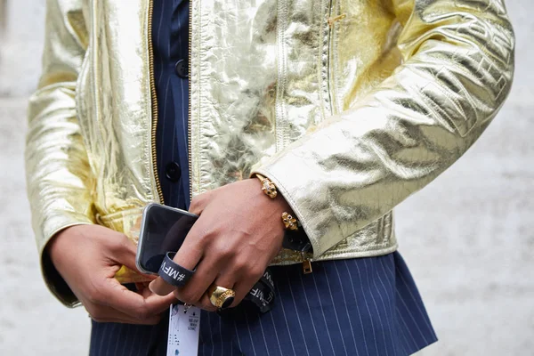 Frankie Morello defilesinden önce altın deri Versace ceket ve çizgili takım elbiseli adam, Milano Moda Haftası sokak stili — Stok fotoğraf