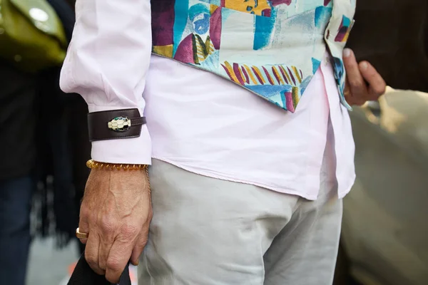 Homem com pulseira de cobra Bulgari e camisa rosa antes do desfile de moda John Richmond, estilo de rua Milan Fashion Week — Fotografia de Stock