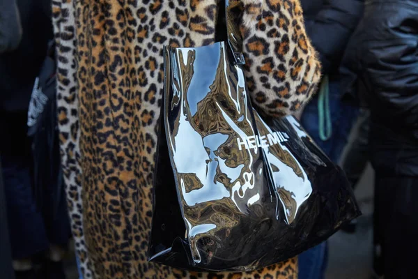 Femme avec sac en plastique brillant noir et manteau de fourrure de peau de léopard avant le défilé de mode John Richmond, Milan Fashion Week street style — Photo