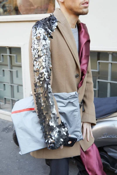 Man with beige coat with silver sequin on sleeve and Prada bag before John Richmond fashion show, Milan Fashion Week street style — Stock Photo, Image