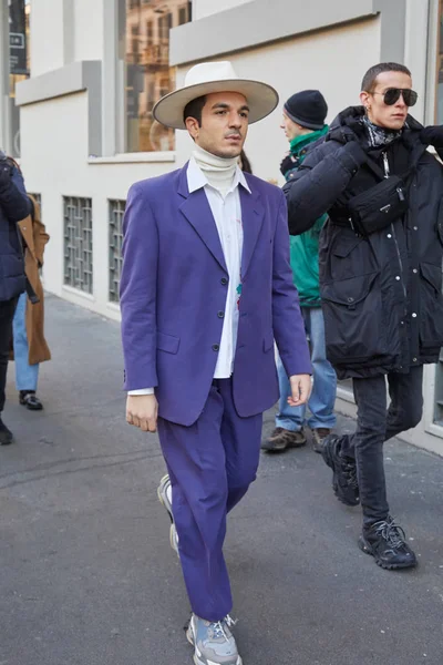 Hombre con traje púrpura y cuello alto blanco antes de desfile de moda John Richmond, Milan Fashion Week street style — Foto de Stock