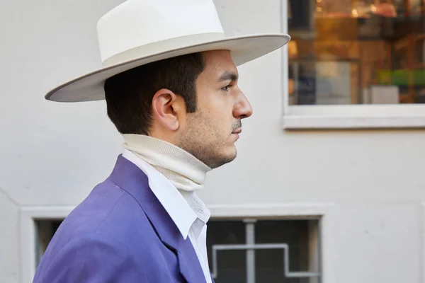 男子与紫色夹克和白色高领和帽子之前约翰里士满时装秀，米兰时装周街头风格 — 图库照片