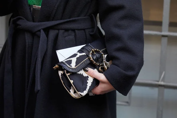 Γυναίκα με ασπρόμαυρη τσάντα και παλτό πριν από την επίδειξη μόδας του John Richmond, Milan Fashion Week street style — Φωτογραφία Αρχείου