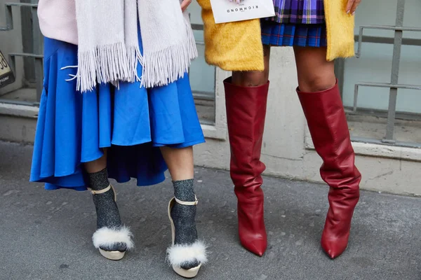 Mulheres com botas de couro vermelho escuro e saia azul antes do desfile de moda John Richmond, estilo de rua Milan Fashion Week — Fotografia de Stock