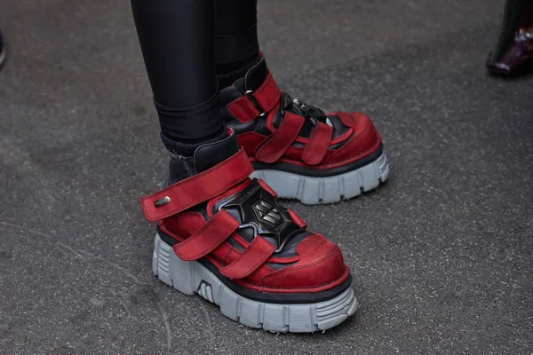 Femme avec New Rock rouge et gris chaussures avant John Richmond défilé de mode, Milan Fashion Week street style — Photo