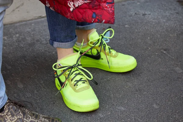 Žena se žlutou Nike Air Off White tenisky před módní přehlídkou Johna Richmonda, Milan módní týden ulice styl — Stock fotografie