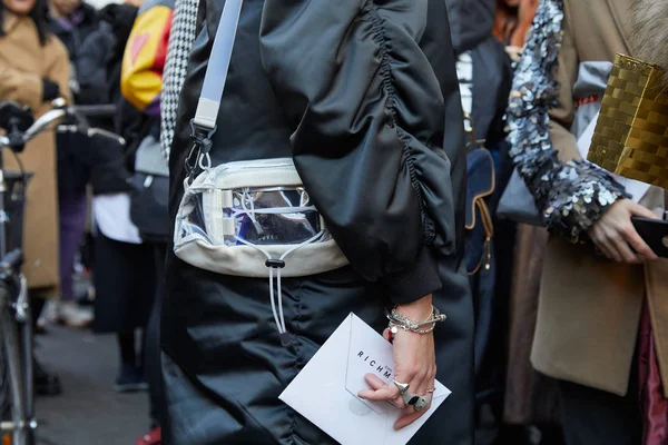 Uomo con pochette trasparente, cappotto nero e invito prima della sfilata di moda John Richmond, Milano Fashion Week street style — Foto Stock