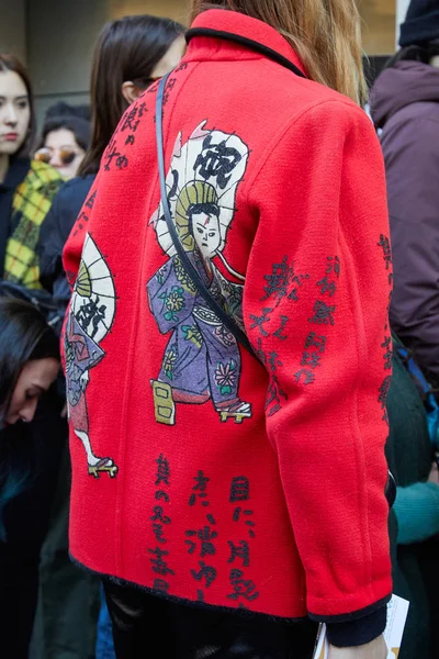 Žena s červenou bundou s japonským designem před módní přehlídkou Johna Richmonda, milánský módní týden — Stock fotografie