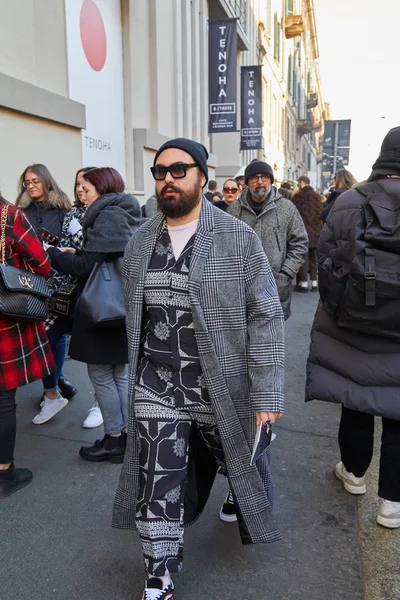 Человек в черно-белом костюме с геометрическим дизайном до показа мод Джона Ричмонда, уличный стиль Миланской недели моды — стоковое фото